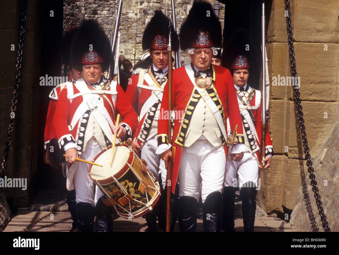 Rievocazione storica, la fanteria Britannica 1776, Reggimento di piede Coldstream reggimento delle guardie del piede, il castello di Dover nel Kent inglese Foto Stock