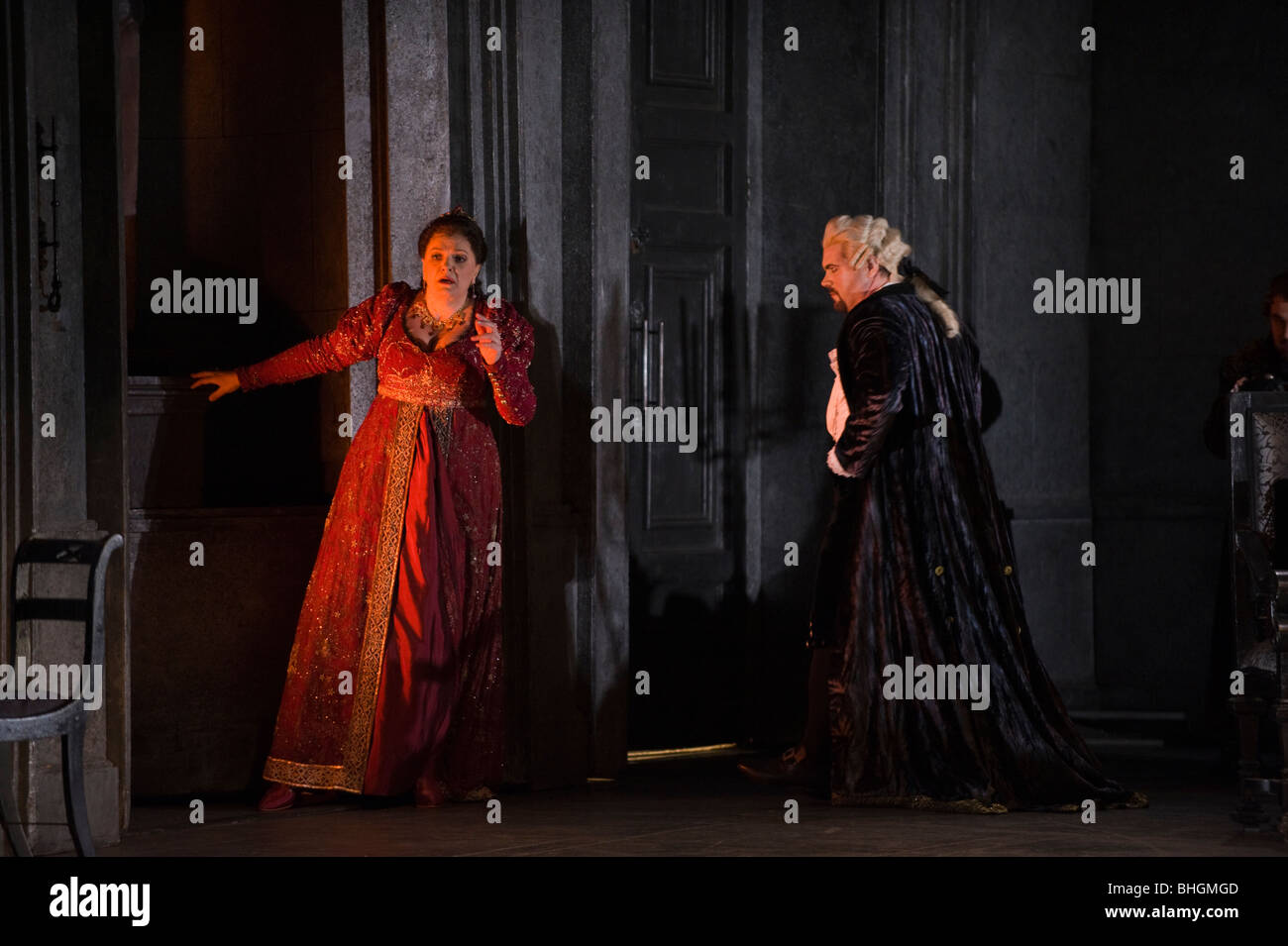 Welsh National Opera produzione di Tosca di Puccini, Tosca - Elisabete Matos soprano e Scarpia - Simon Thorpe baritono Foto Stock