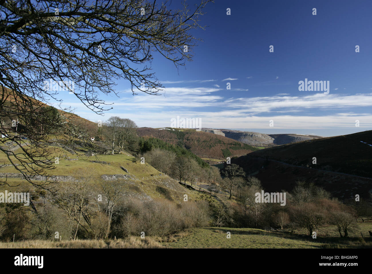 Visualizza dalla A542 a ferro di cavallo Pass vista verso il calcare scarpata di rocce Eglwyseg. Foto Stock
