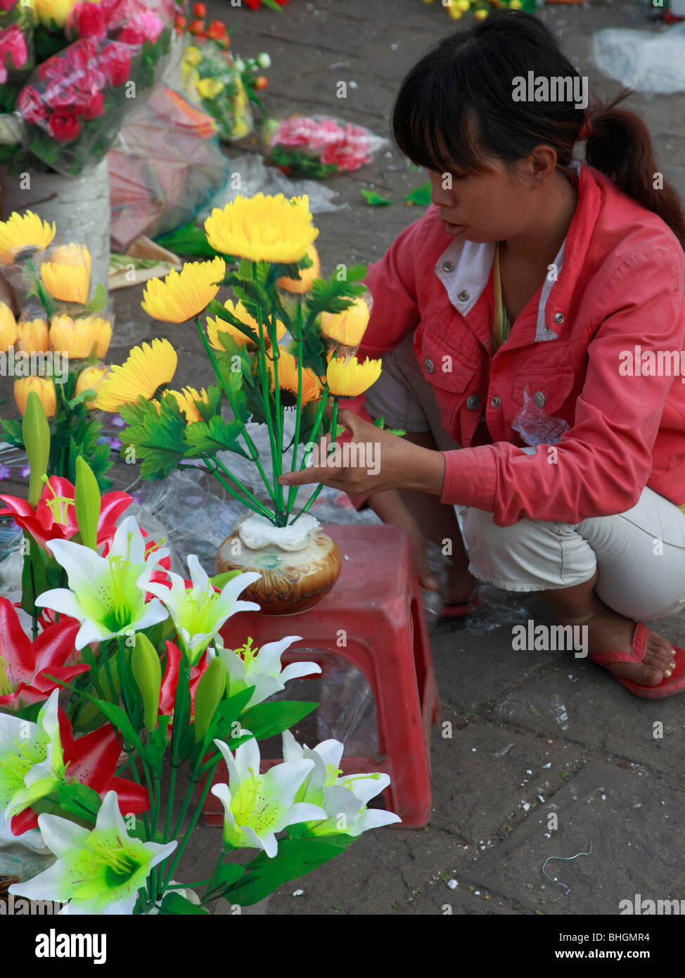 Il Vietnam, tonalità, Dong Ba Market, venditore di fiori Foto Stock