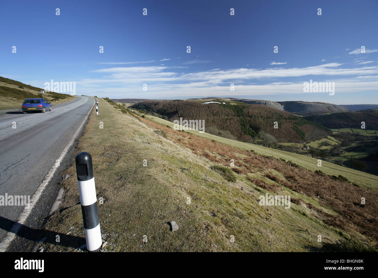 Vista da dell'A542 a ferro di cavallo Pass vista verso il calcare scarpata di rocce Eglwyseg. Foto Stock