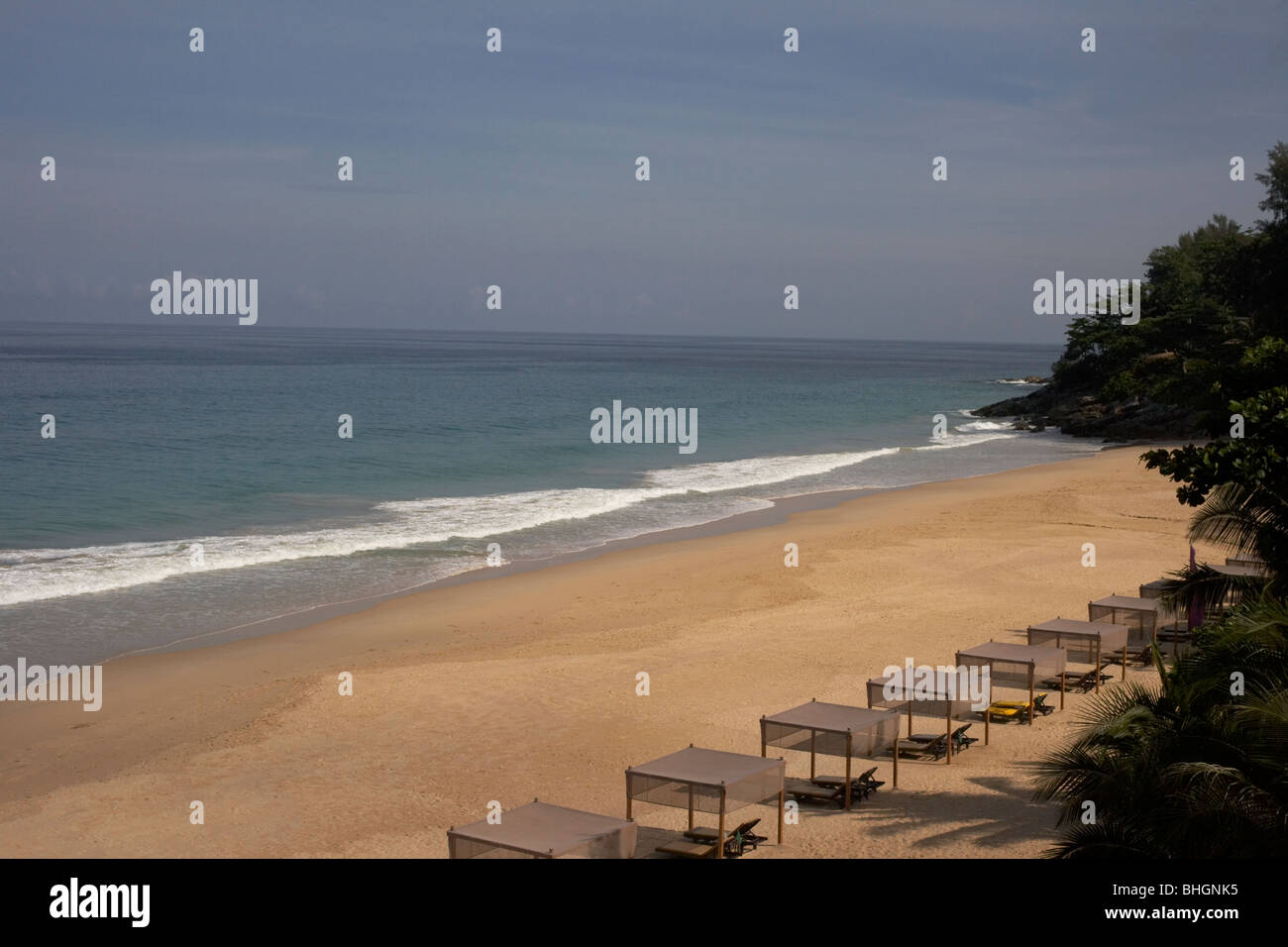 Spiaggia deserta con lettini per prendere il sole Foto Stock