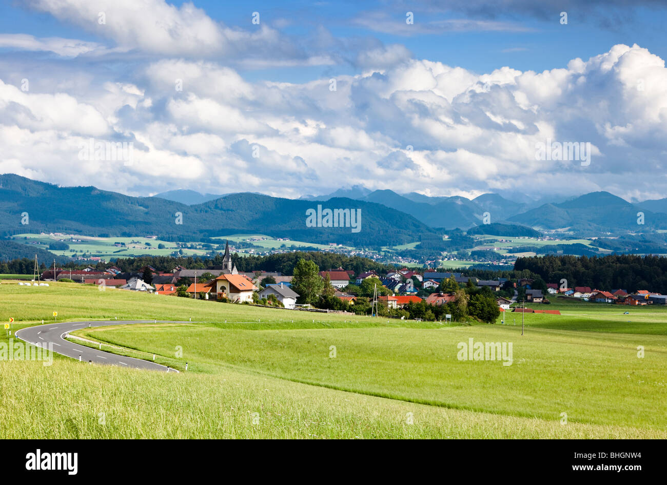 Villaggio di Schleedorf nelle montagne salisburghesi guardando verso le Alpi austriache, Austria, Europa Foto Stock