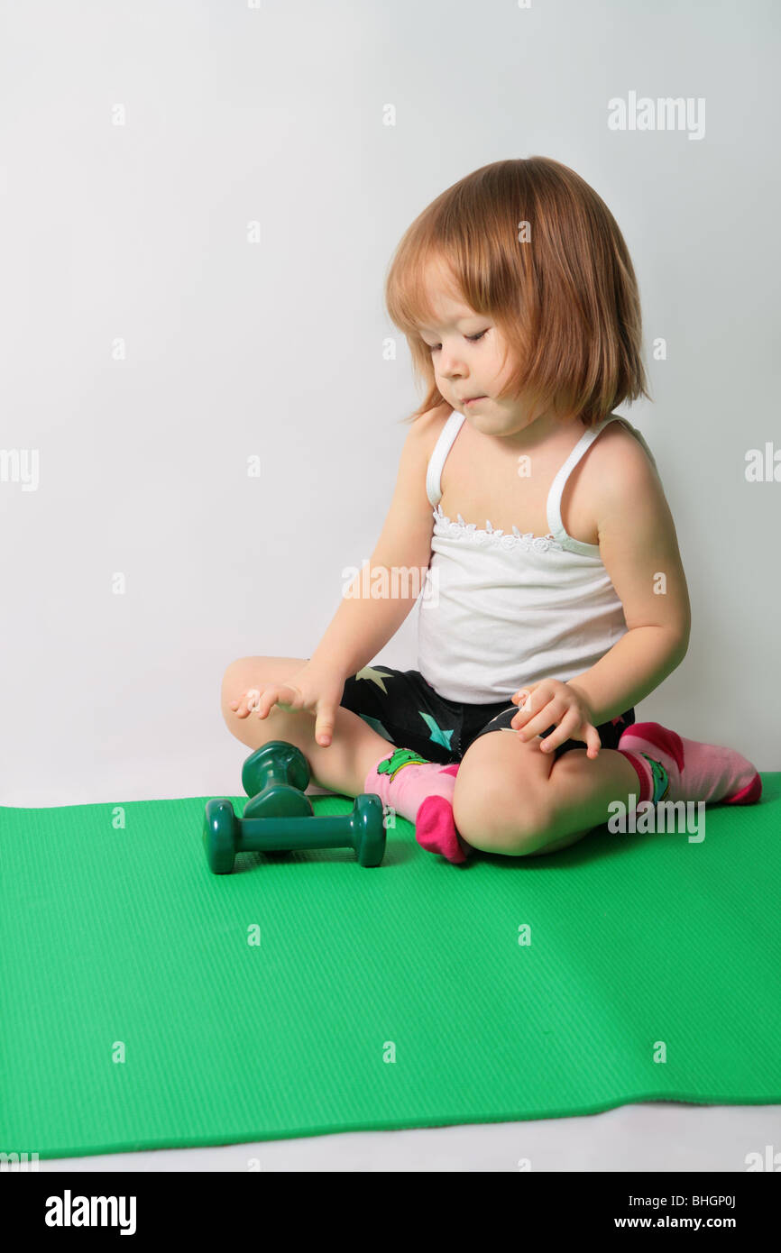 Piccola ragazza intende allenamento di potenza. Si prega di vedere alcuni simili immagini dal mio portafoglio: Foto Stock