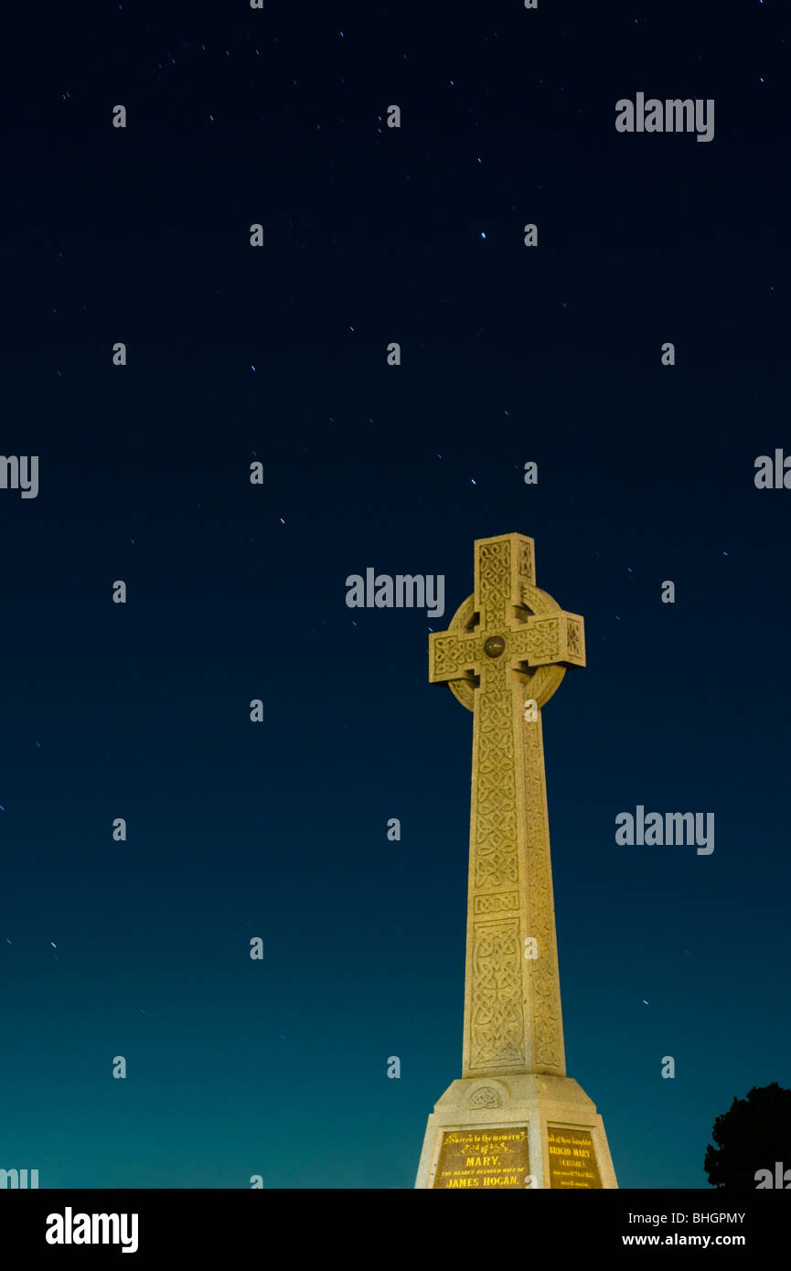 Croce celtica nel cimitero Foto Stock