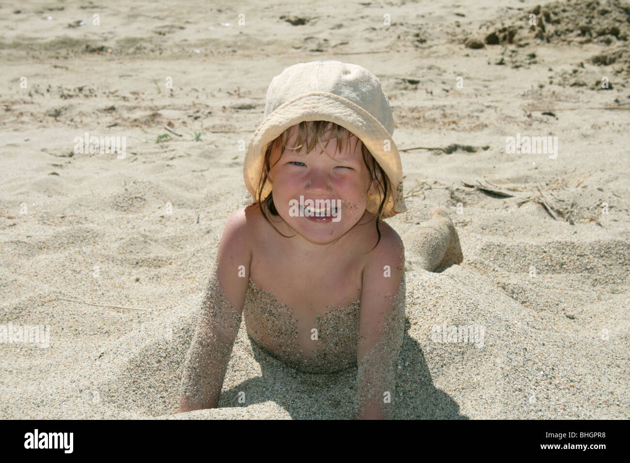 La bambina gioca con una spiaggia di sabbia Foto Stock