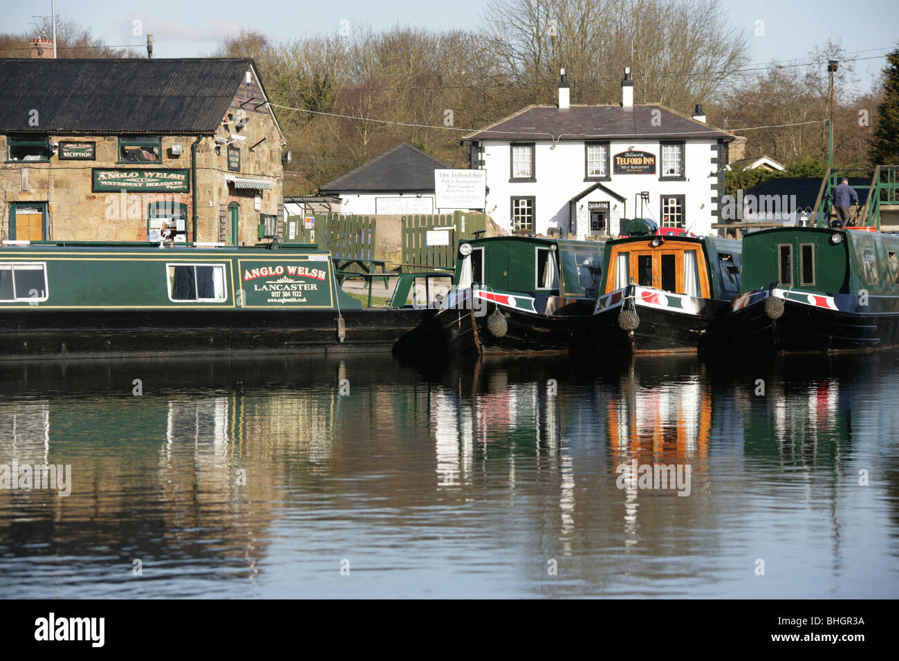 Villaggio di Trevor, Galles. Una vista pittoresca del Canal barche ormeggiate a Trevor Bacino del canale sul canale di Llangollen. Foto Stock