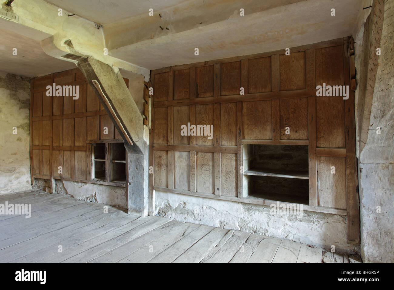 Pannelli in rovere con portelli,servire eventualmente portelli anche se non vi è alcuna prova del caminetto per cucinare.Stokesay Castle. Foto Stock