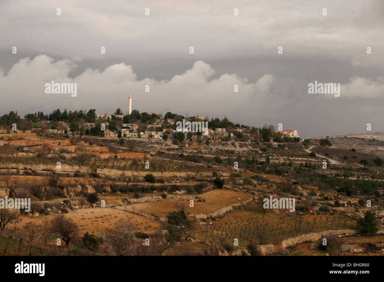 La giudea, Gush Etzion. Una vista del kibbutz Rosh Tzurim come si vede dal 'Percorso dei patriarchi" Foto Stock