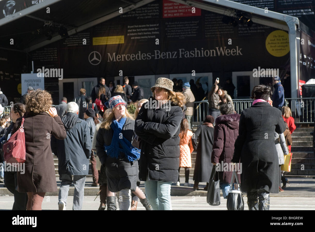 Fashionistas al di fuori della tenda impostato per la Fashion Week di Bryant Park di New York Foto Stock