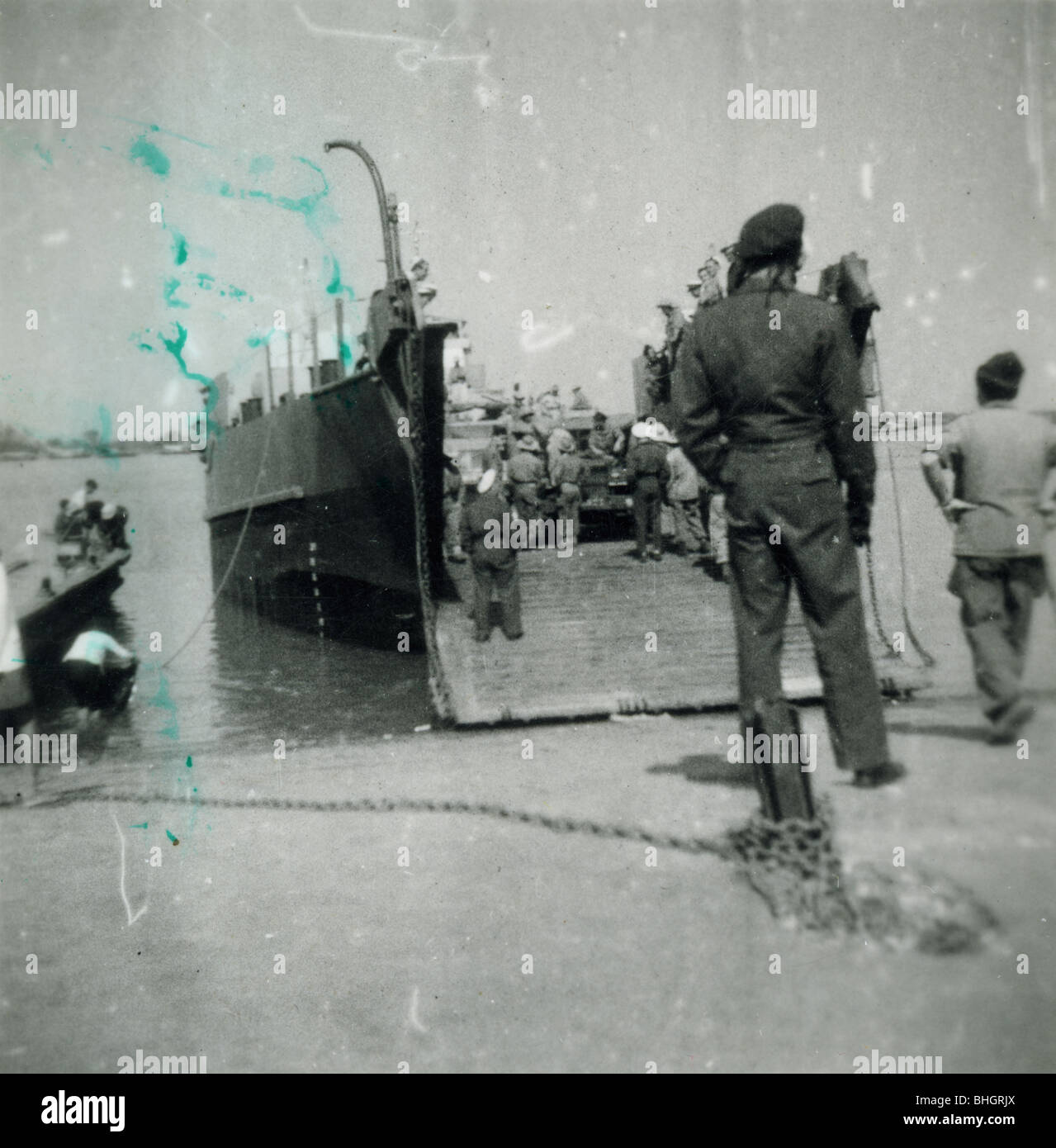 Legione francese lo scarico di una barca al porto di Haiphong vicino Hanoi. quadrato bianco e nero guerra legionario Foto Stock