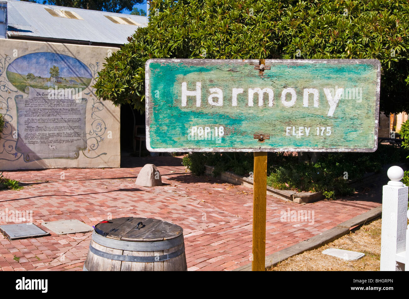 Segno della città e il murale che descrive la storia di armonia, California Foto Stock