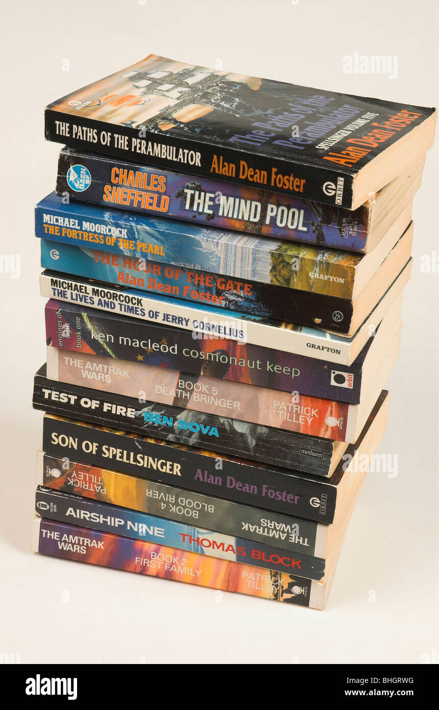 Pila di science fiction libri in brossura Foto Stock