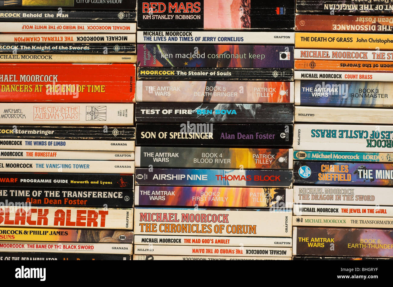 Pile di vecchi e di seconda mano science fiction libri in brossura Foto Stock