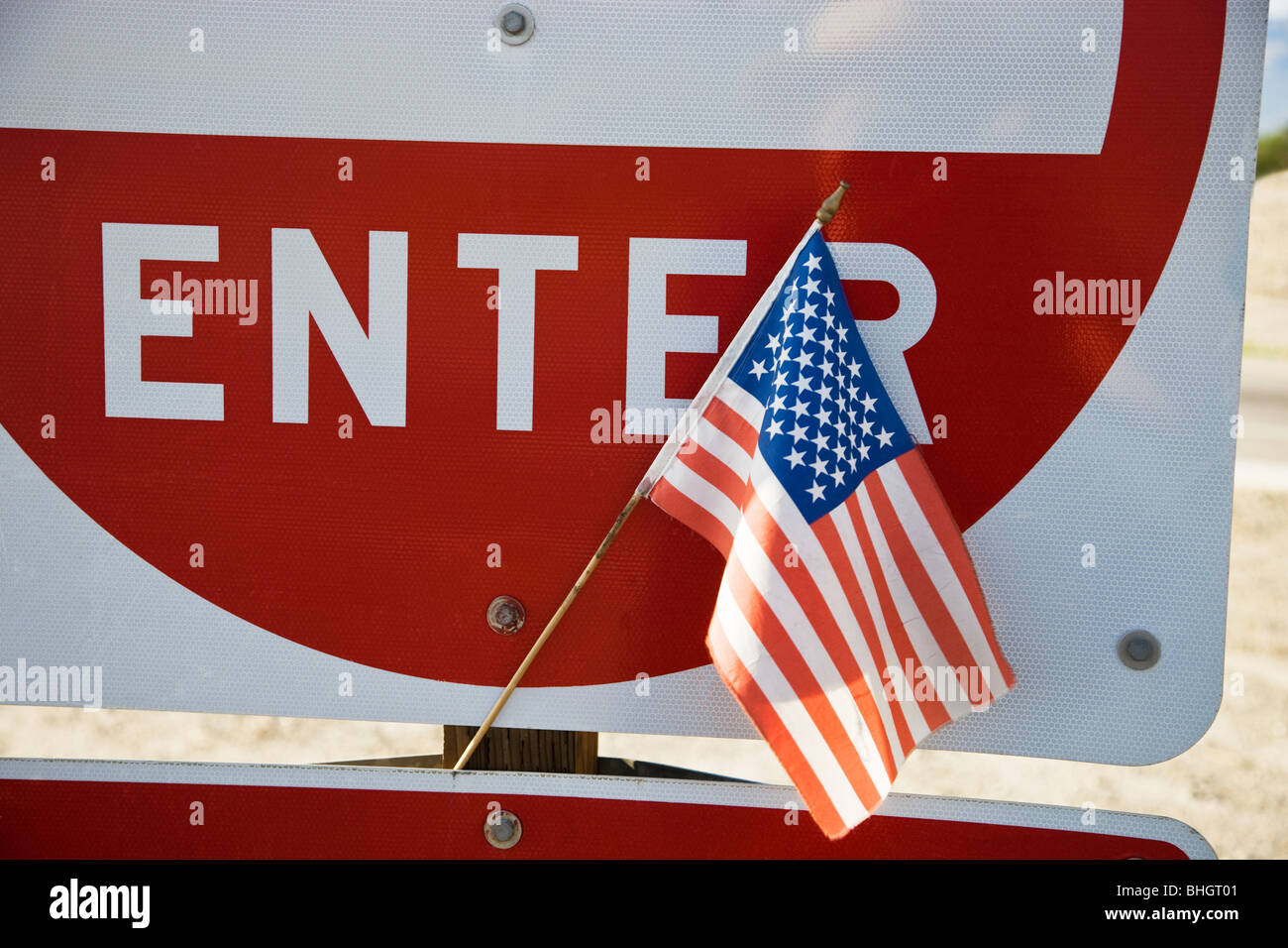 Stati Uniti bandiera pubblicato, highway traffic sign. Foto Stock