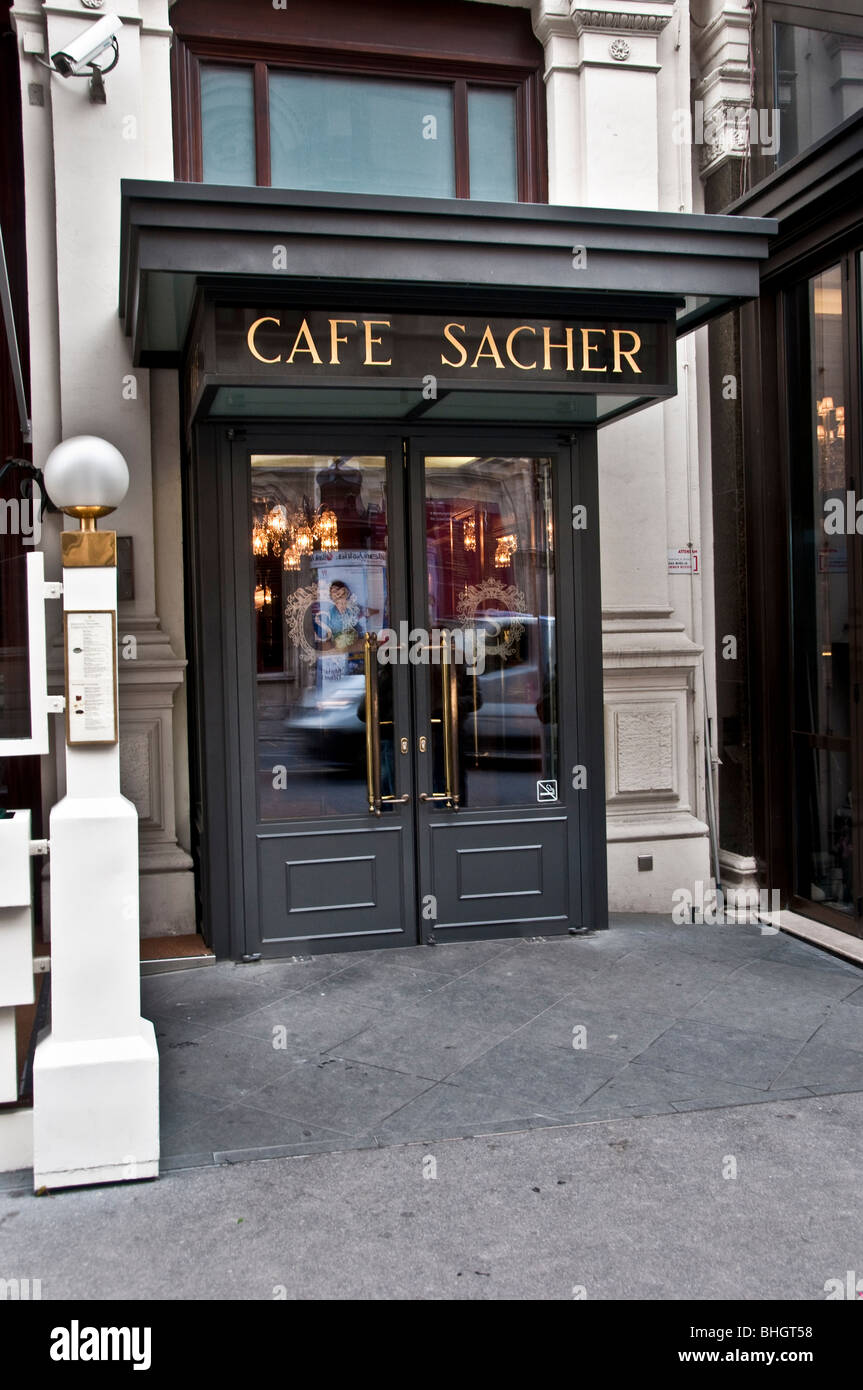 Esterno del Cafe Sacher nel centro di Vienna Austria Foto Stock
