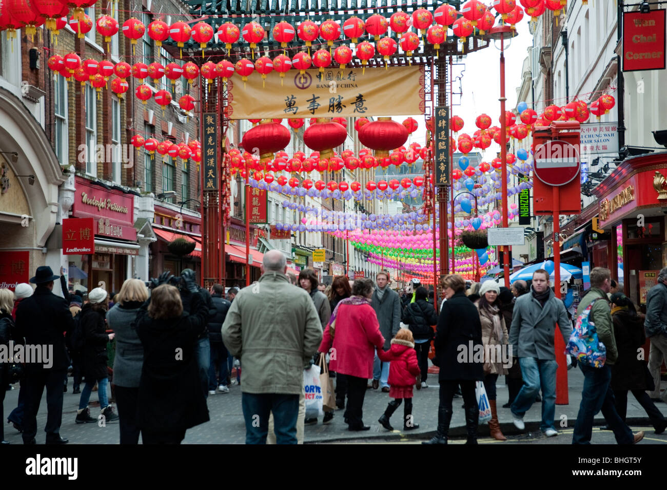 Londra,Chinatown,lampioncini colorati decorare una strada pronti per il Capodanno cinese,13/02/2010 Foto Stock