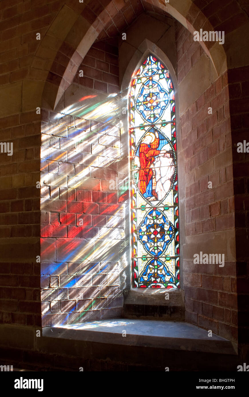 Sole che splende attraverso una chiesa vetrata Foto Stock