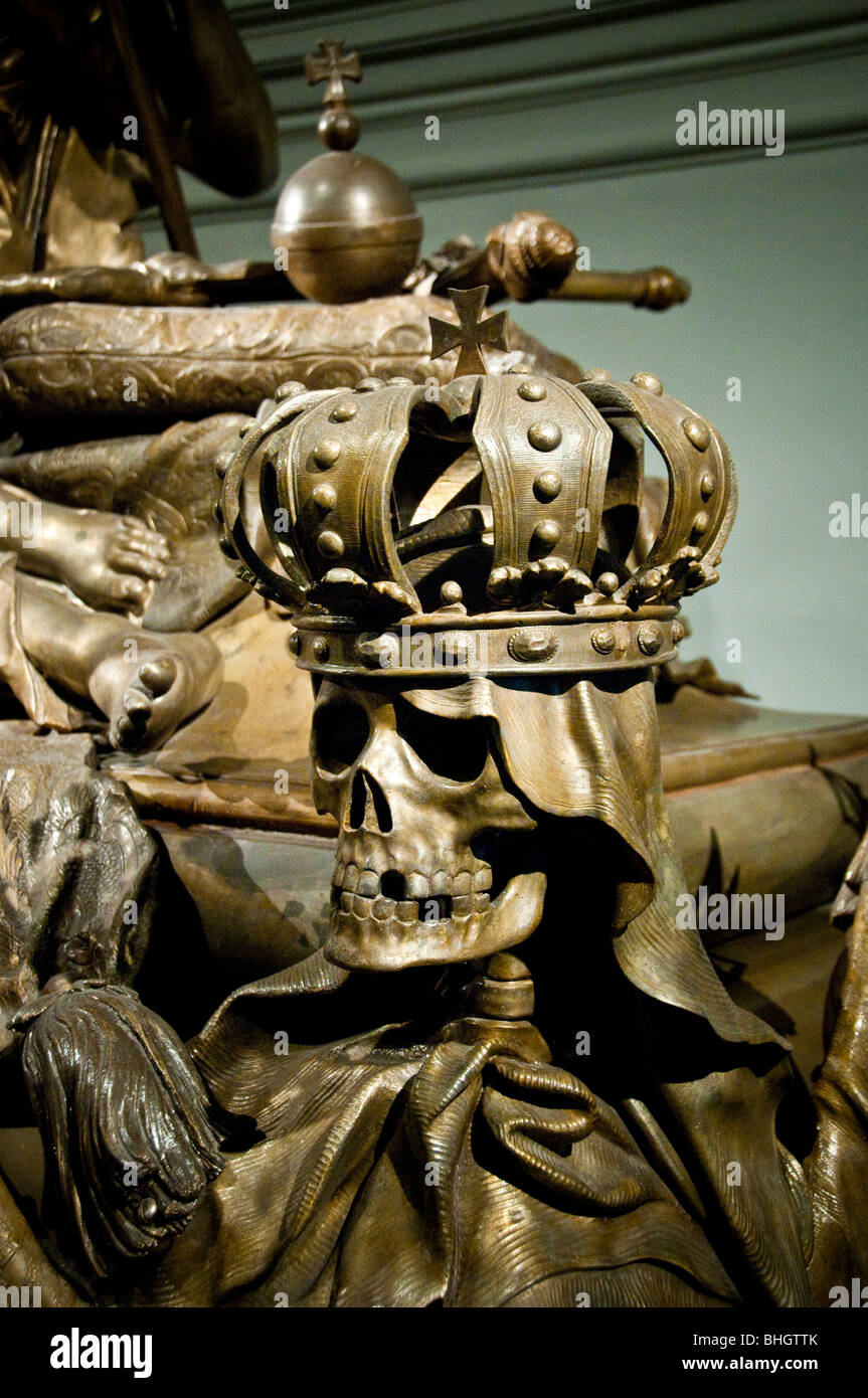 Una corona di usura cranio alla Kaisergruft o Kapuzinergruft Royal o cripta imperiale di Vienna Austria Foto Stock