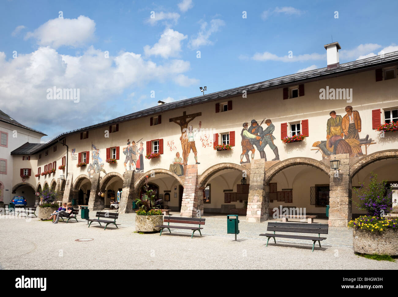 Il vecchio edificio di fortificazione con dipinti della guerra a Berchtesgaden, Baviera, Germania, Europa Foto Stock