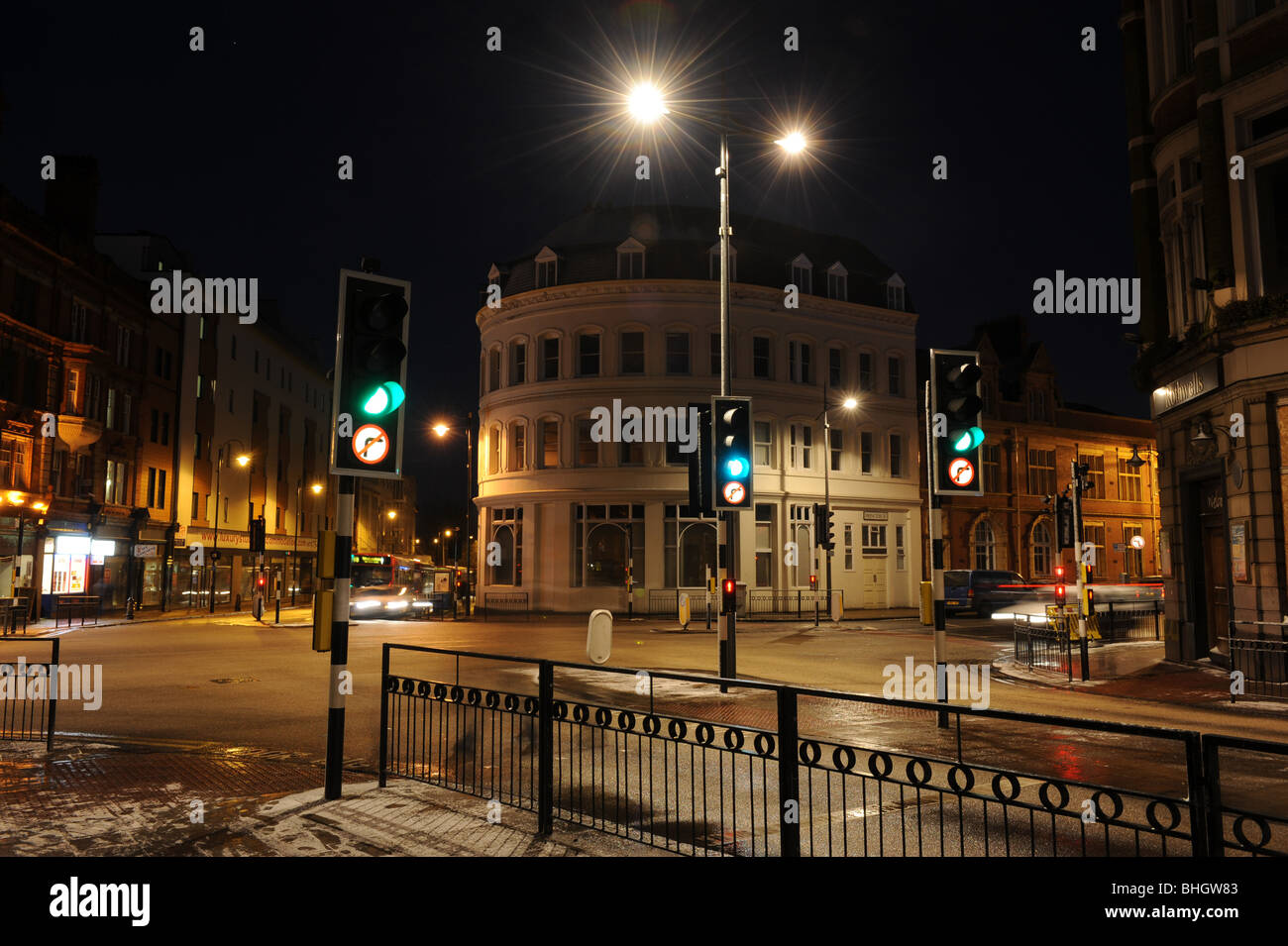 Il semaforo di notte a Lichfield Street Junction Wolverhampton il sito di Britains sempre primo semaforo Foto Stock