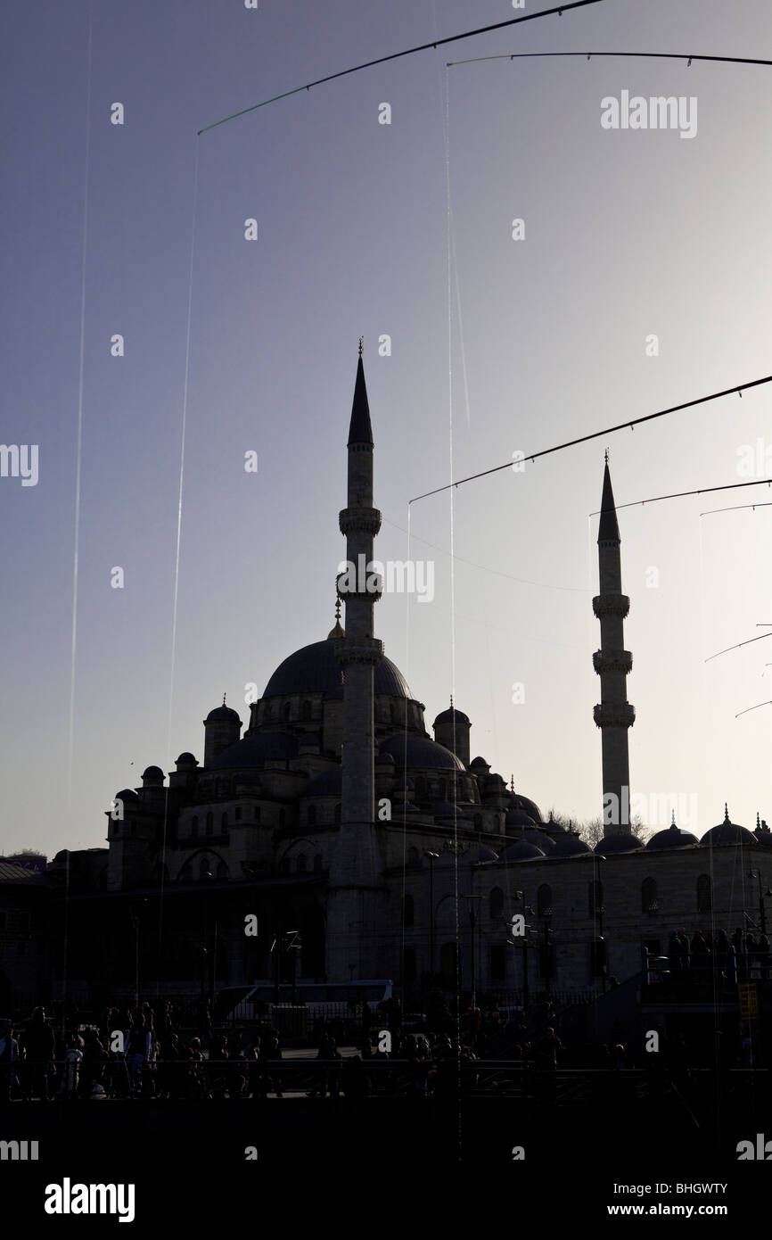 Moschea e gli uomini la pesca sul Ponte di Galata, sul Bosforo, Istanbul, Turchia, il mar Mediterraneo, Eurasia, Orient Foto Stock