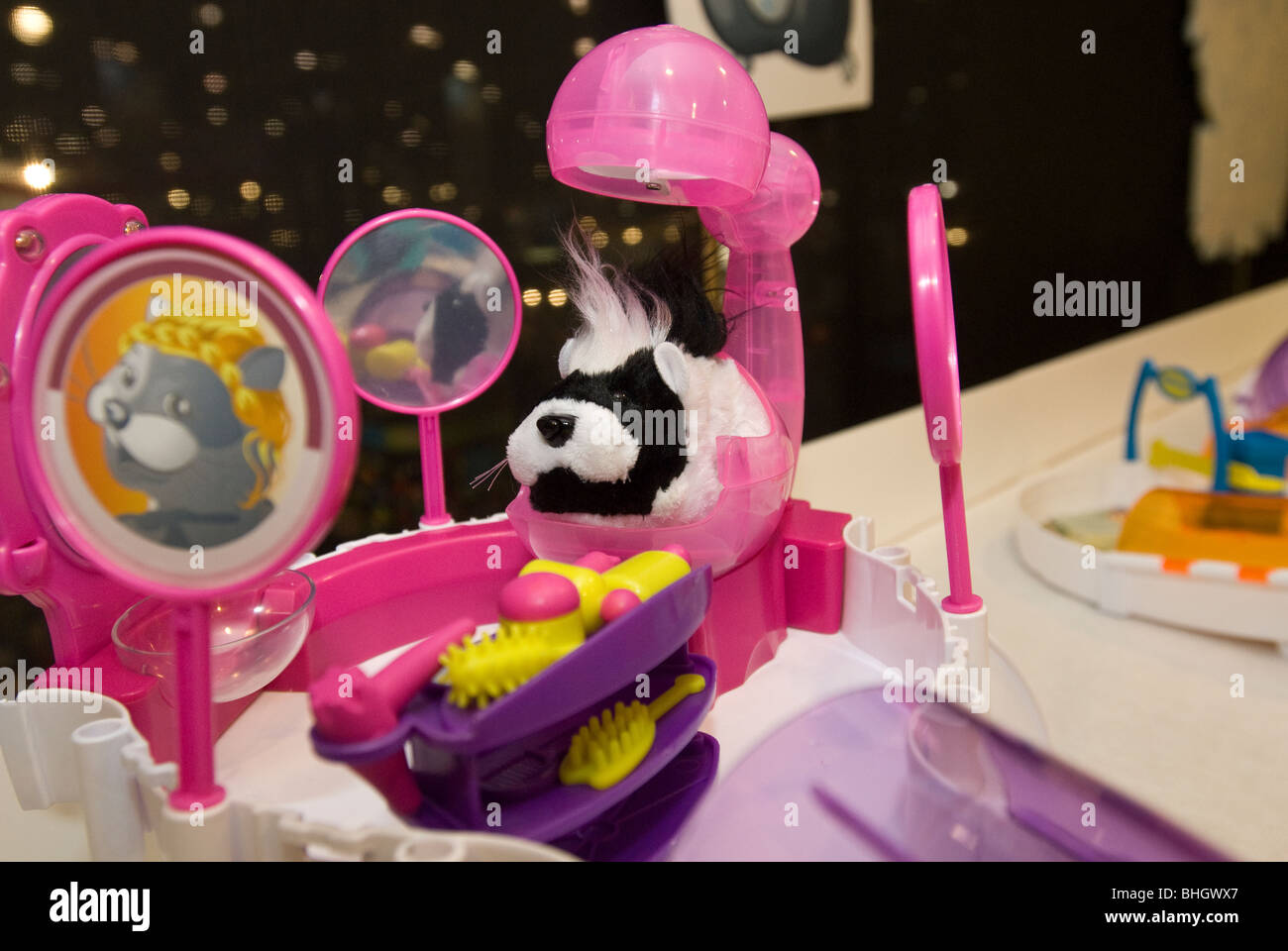 Un Zhu Zhu Rock Star pet hamster ottiene la sua pelliccia fatto in un Zhu Zhu Salon giocattolo a Toy Fair di New York Foto Stock