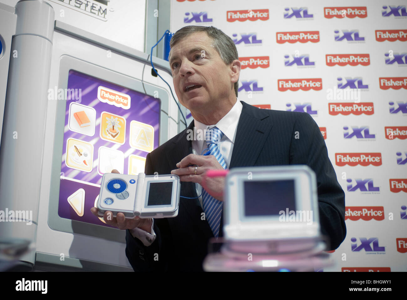 Mattel CEO Robert Eckert svela la Fisher-Price iXL a Toy Fair di New York Foto Stock