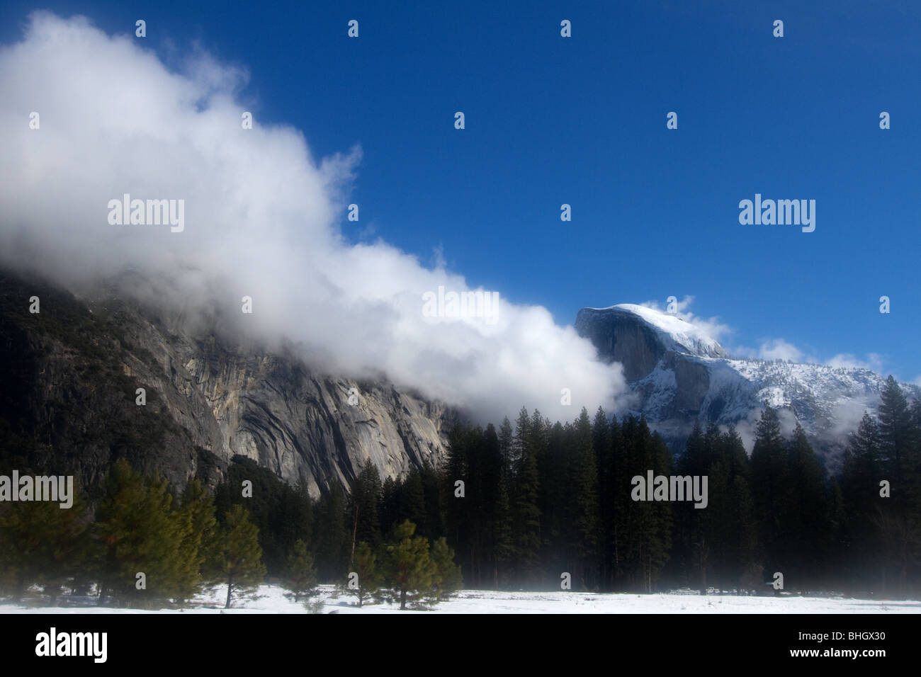 Nuvole scendendo su Yosemite Valley. Inverno Meteo Foto Stock