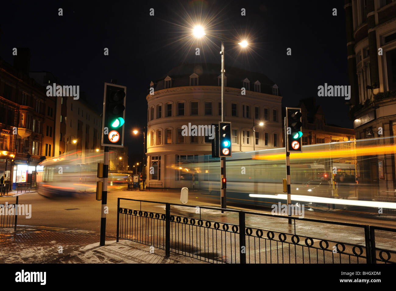 Il semaforo di notte a Lichfield Street Junction Wolverhampton il sito di Britains sempre primo semaforo Foto Stock