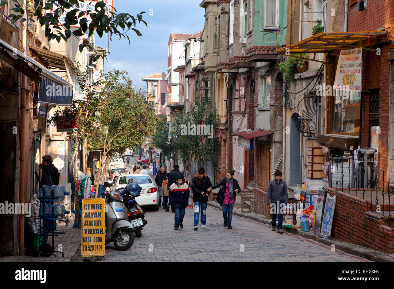 Bambini per le strade del Fener distretto Balat, Istanbul, Europa, Asia, Eurasia, Turchia. Foto Stock
