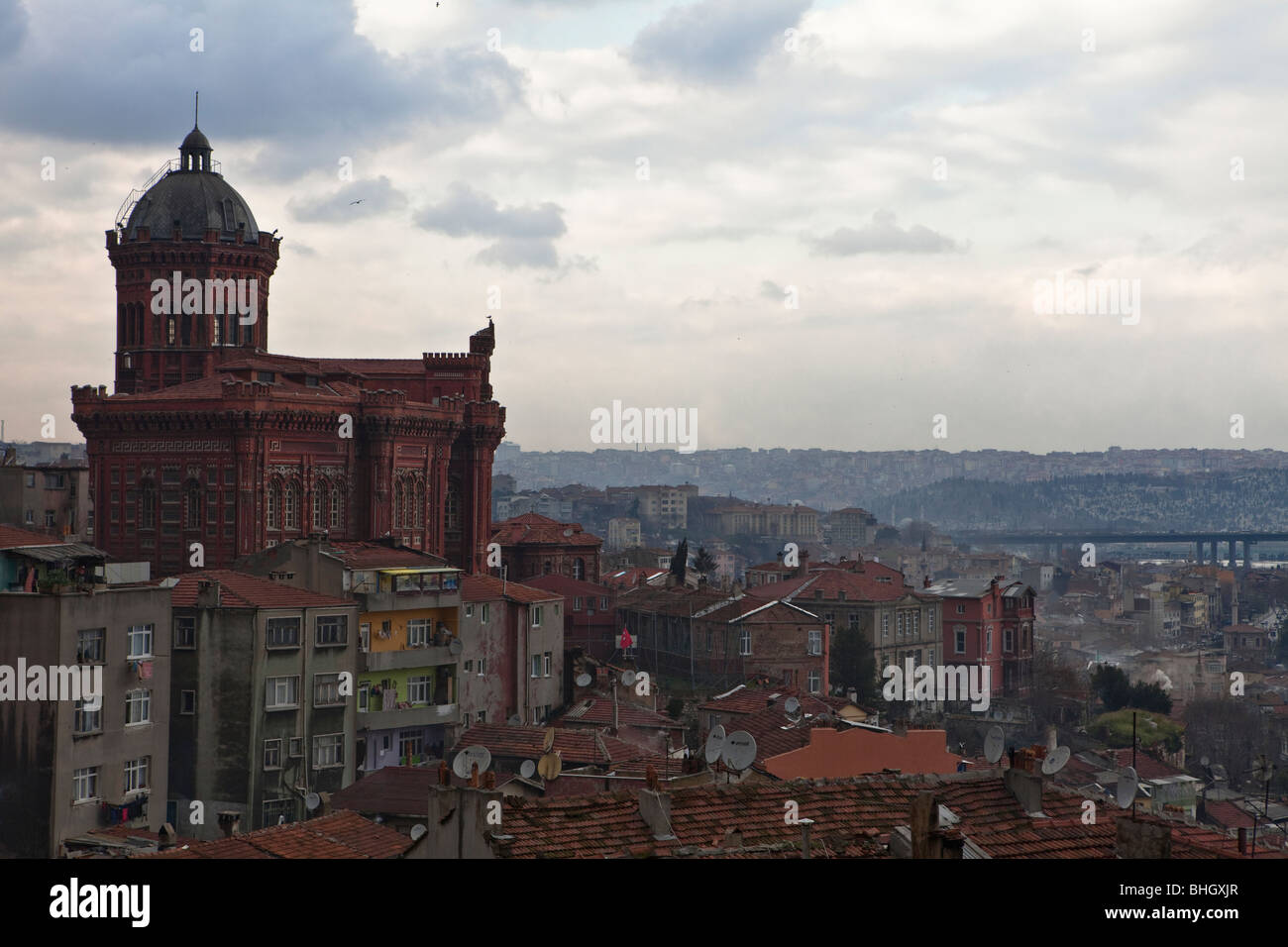 Collegio greco e tetti per le strade di Fener distretto Balat, Istanbul, Europa, Asia, Eurasia, Turchia. Foto Stock