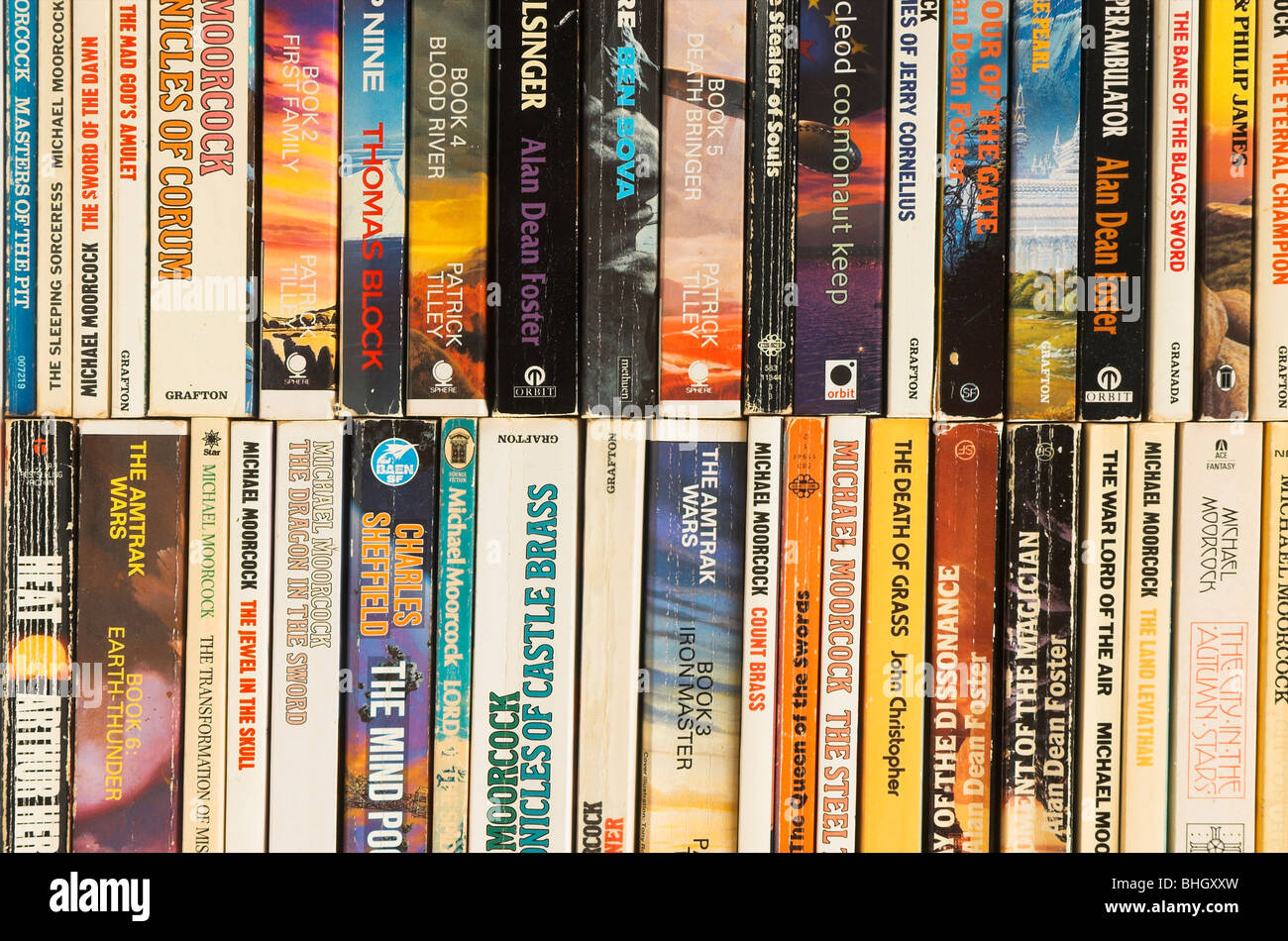 Pile di vecchi e di seconda mano science fiction libri in brossura Foto Stock