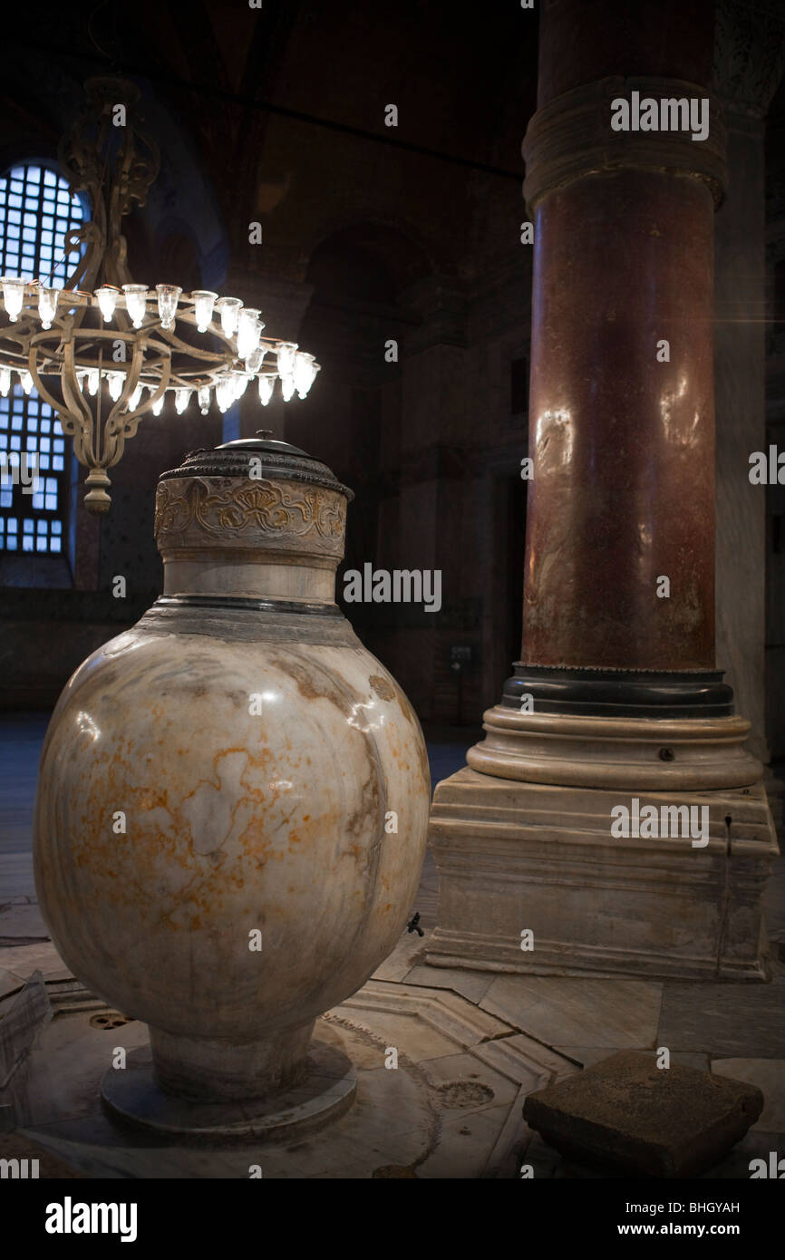 Vaso e una colonna nella moschea Saint-Sophia, Istanbul, Turchia, il mar Mediterraneo, Eurasia, Orient Foto Stock