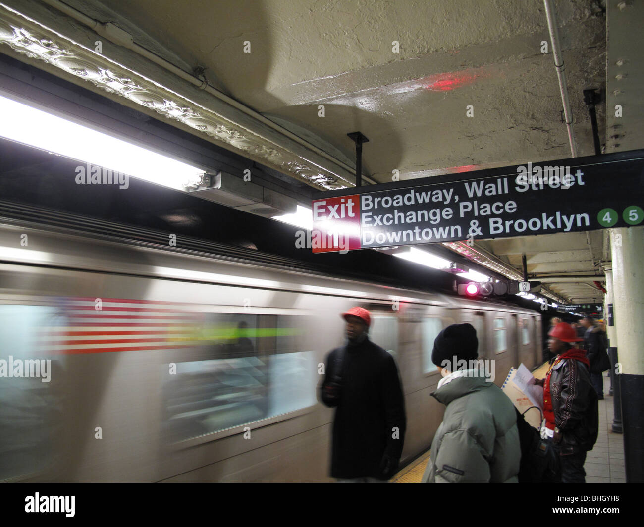 Wall street stazione della metropolitana con il treno Foto Stock