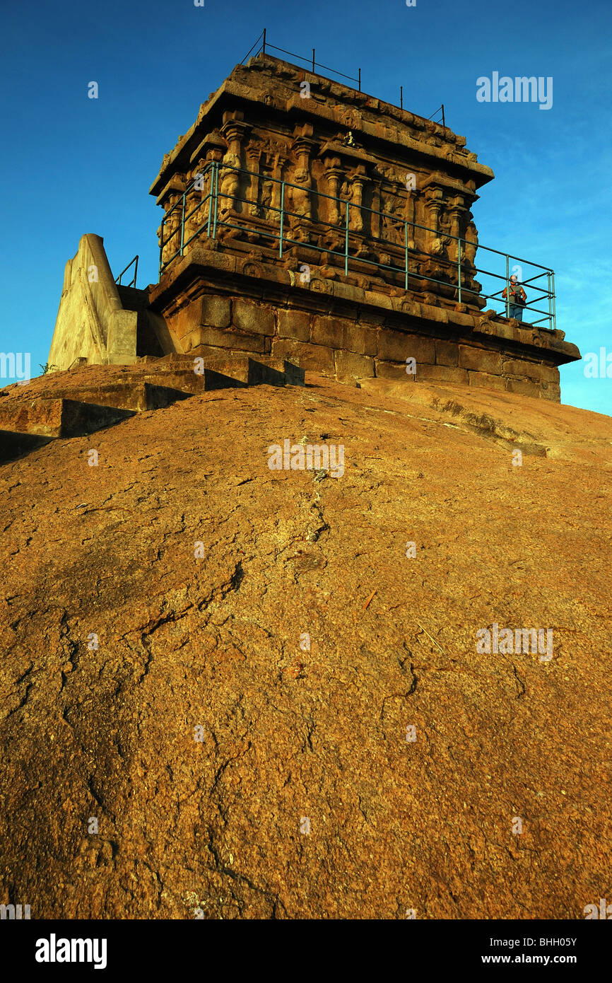 Tempio su di una piccola collina in Mahabalipuram, Chennai, India Foto Stock