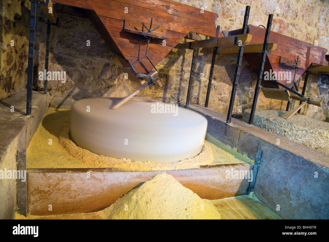 Rendendo la farina di mais in un antico mulino in storico borgo croato Foto Stock