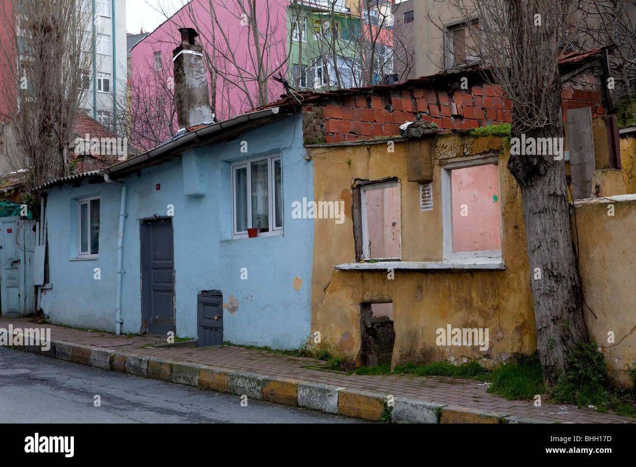 Parte anteriore case e tetti per le strade di Fener distretto Balat, Istanbul, Europa, Asia, Eurasia, Turchia. Foto Stock