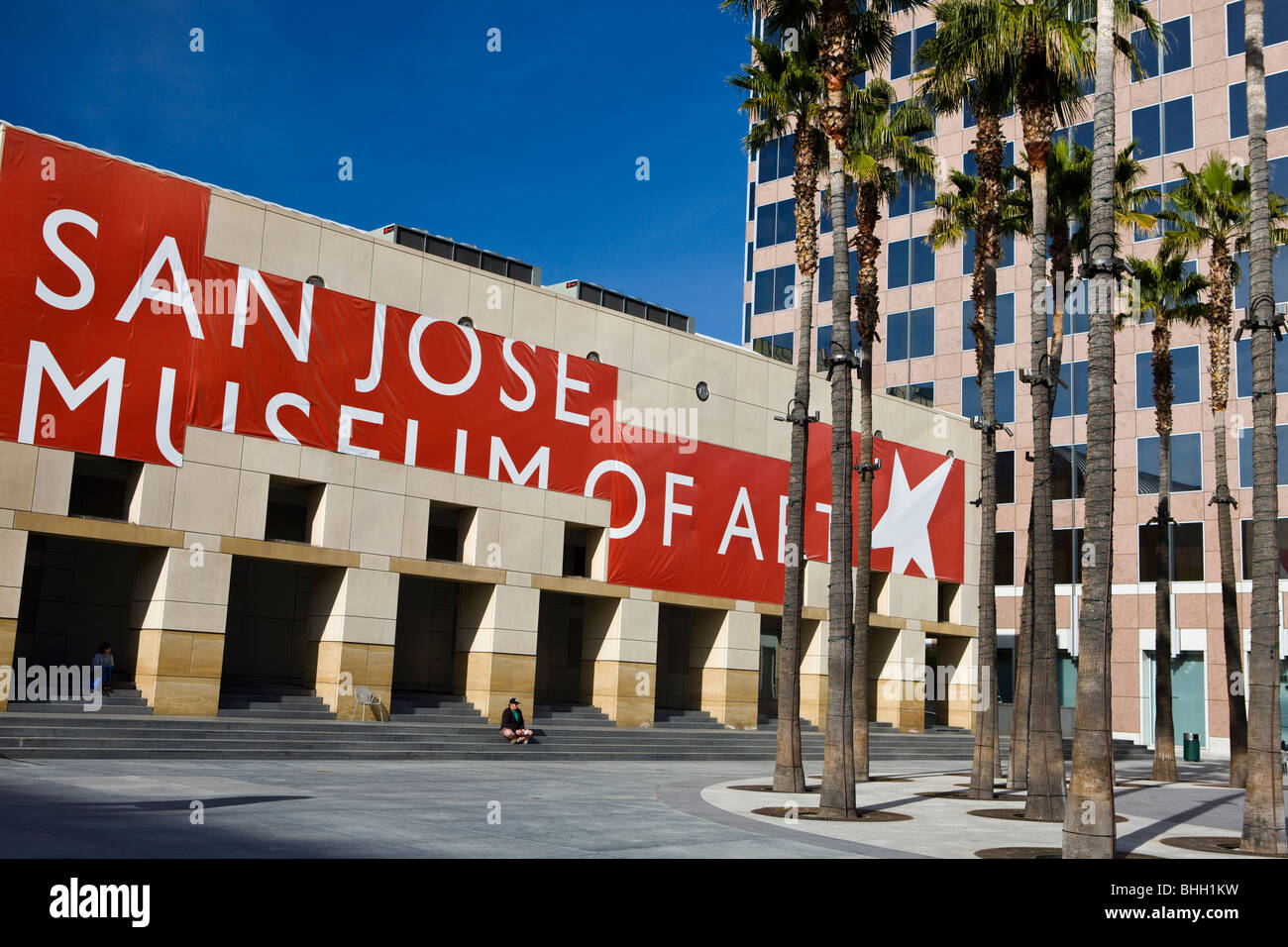 Nuova ala del San Jose Museum of Art con cerchio di palme, San Jose, California, Stati Uniti d'America. Foto Stock