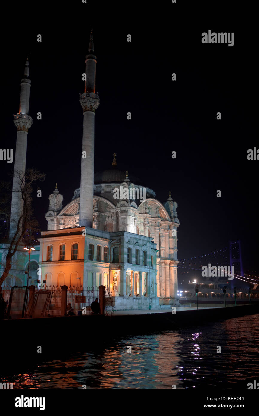 Vista dell'Ortakoy Moschea Mecidiye dal Bosforo commissionato dal Sultano Abdulmecit ad Istanbul in Turchia Foto Stock