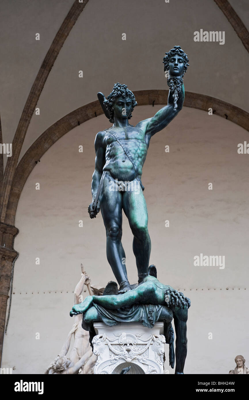 La scultura del Perseo di Benvenuto Cellini nella Loggia della Signoria, Piazza della Signoria, Firenze Foto Stock