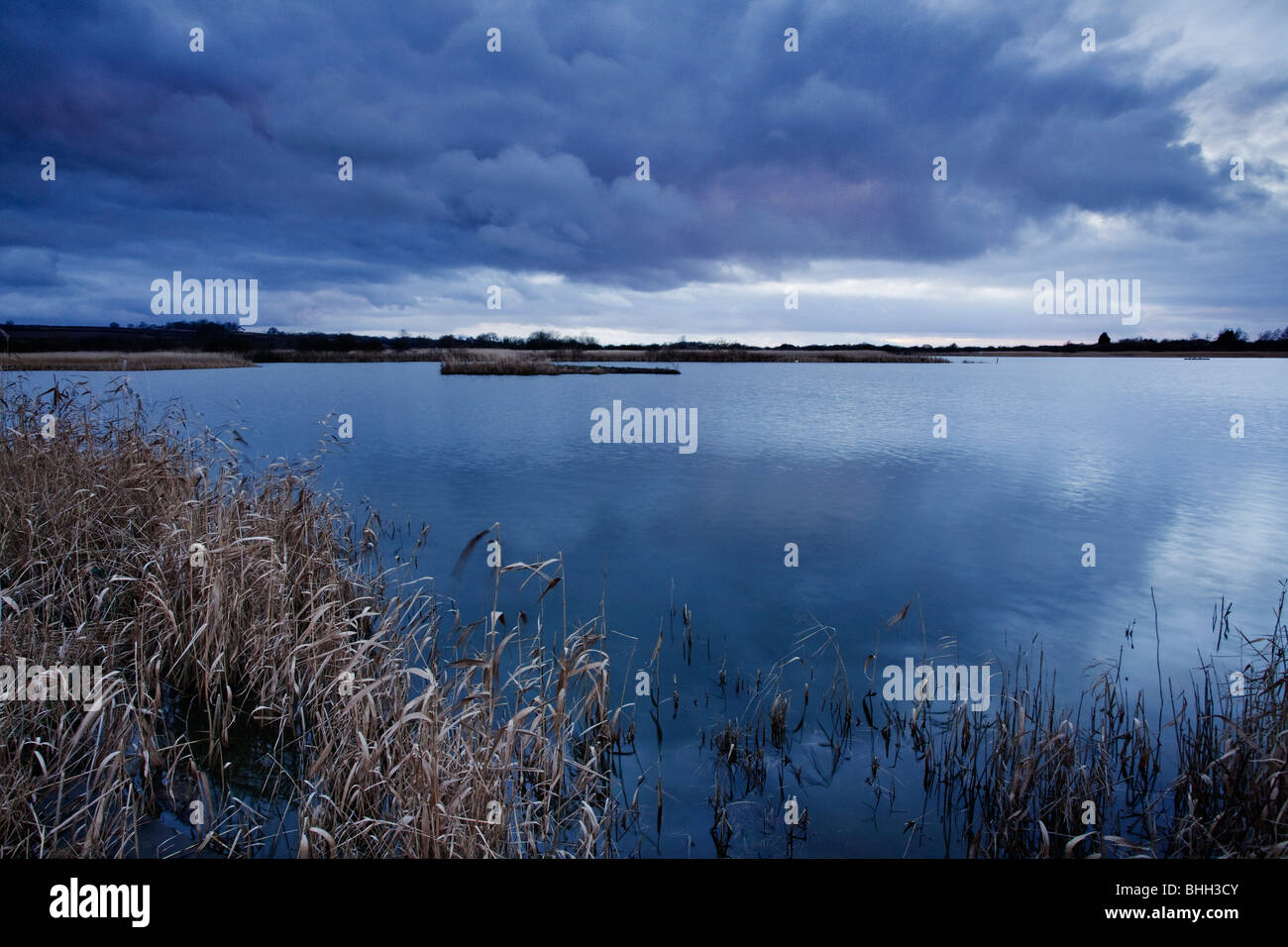 Una sera Nuvoloso al lontano Ings Riserva Naturale Nazionale a Barton upon Humber in Lincolnshire settentrionale Foto Stock