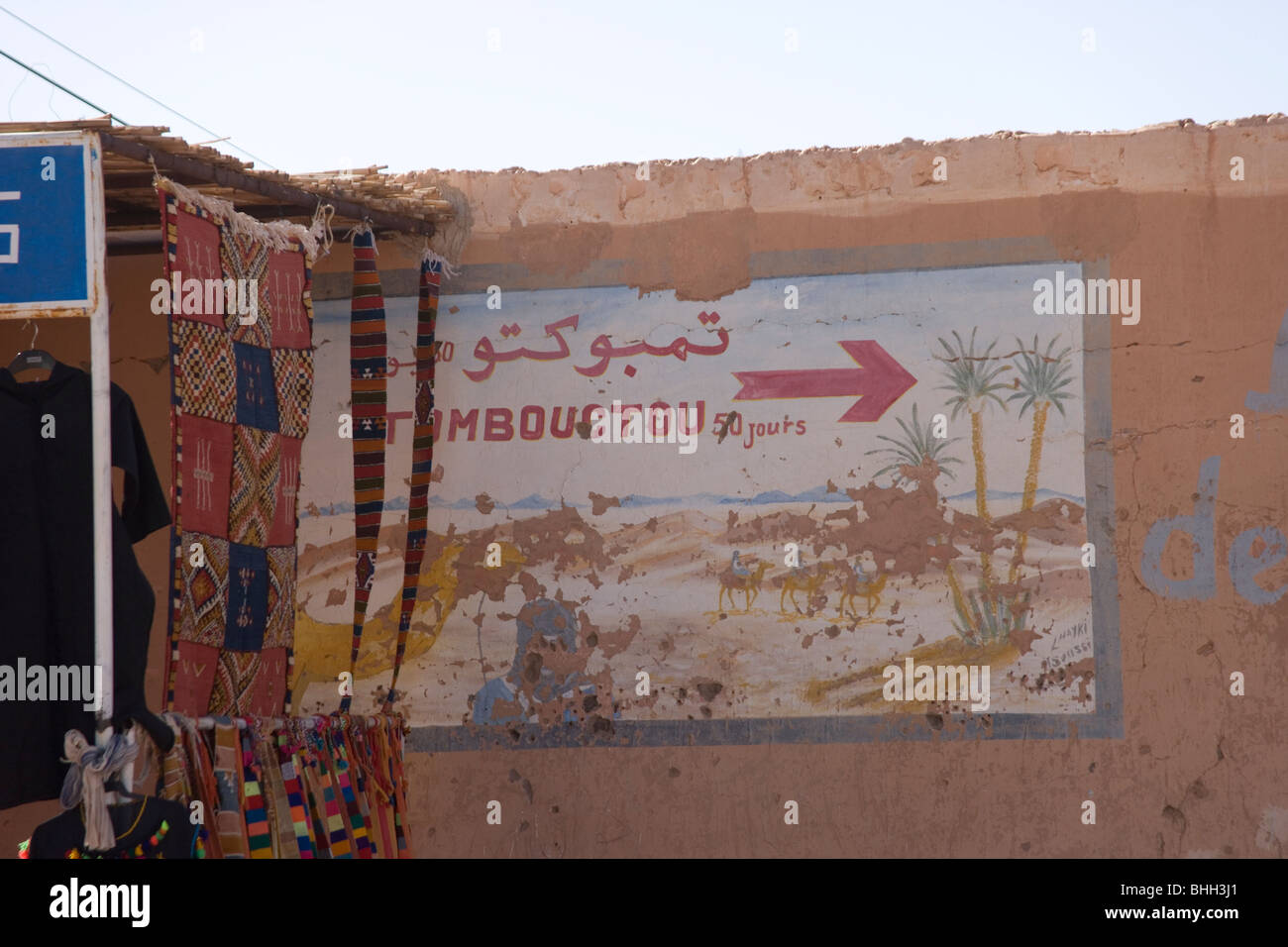 Accedi M'Hamed dimostrando che è 50 giorni da cammello a Timbuktu, Tombouctou attraverso il deserto del Sahara in Marocco centrale Foto Stock