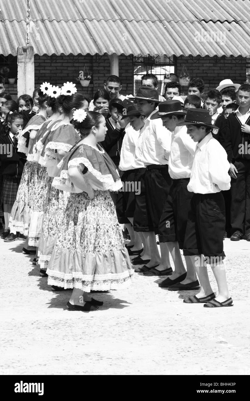 Bw immagine di studenti di una scuola rurale eseguendo danze folkloristiche nel cortile. Chiquinquirá, Colombia, Sud America Foto Stock
