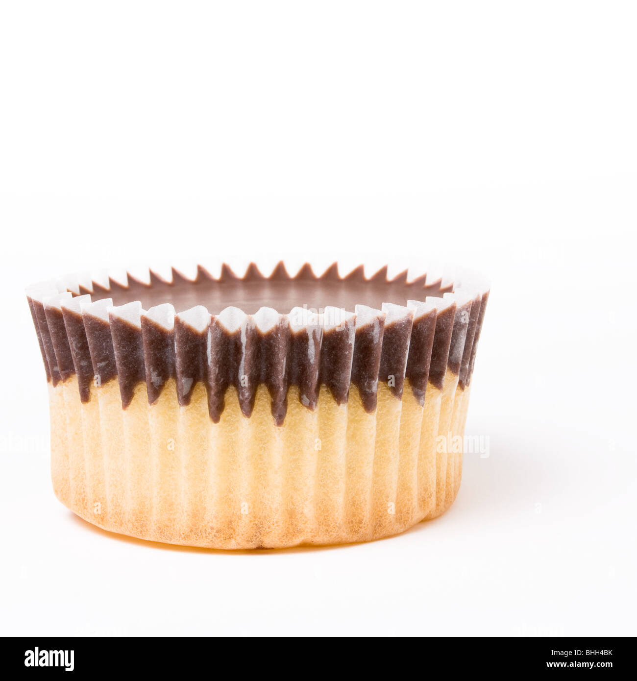 Chocaolate sormontato spugna Cup cake isolata contro uno sfondo bianco. Foto Stock