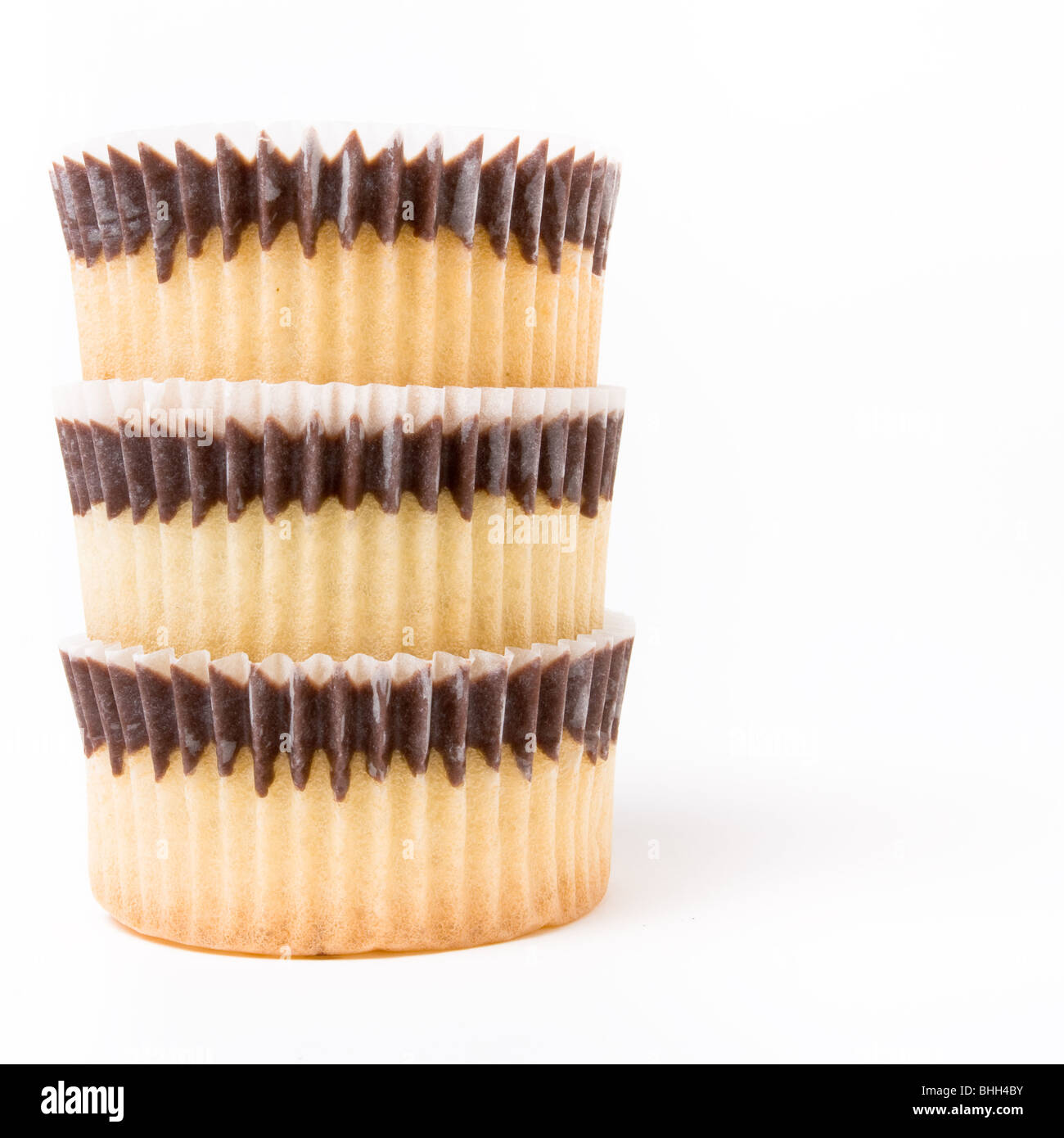 Chocaolate sormontato spugna Cup cake isolata contro uno sfondo bianco. Foto Stock