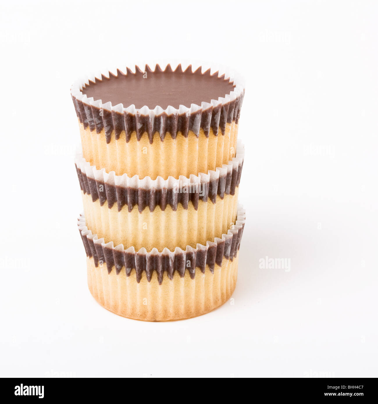 Chocaolate sormontato spugna Cup cake isolata contro uno sfondo bianco. Foto Stock