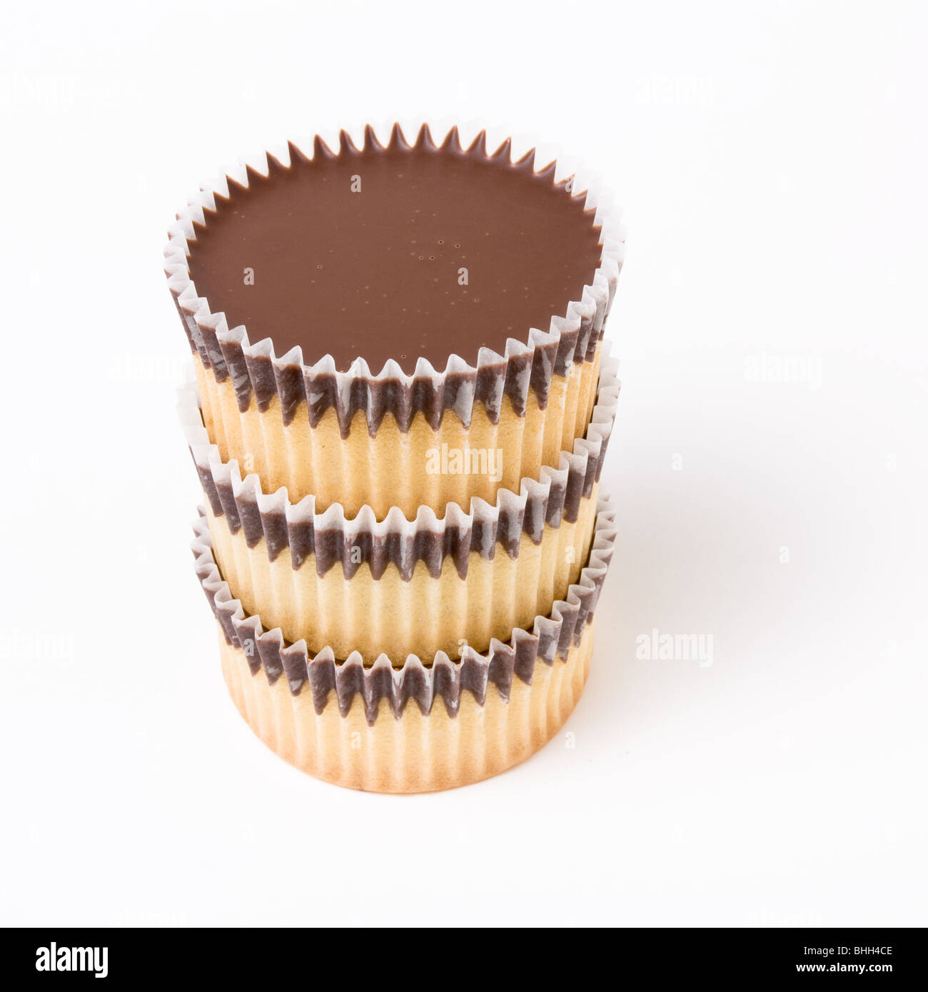 Il cioccolato e rabboccato spugna Cup cake isolata contro uno sfondo bianco. Foto Stock