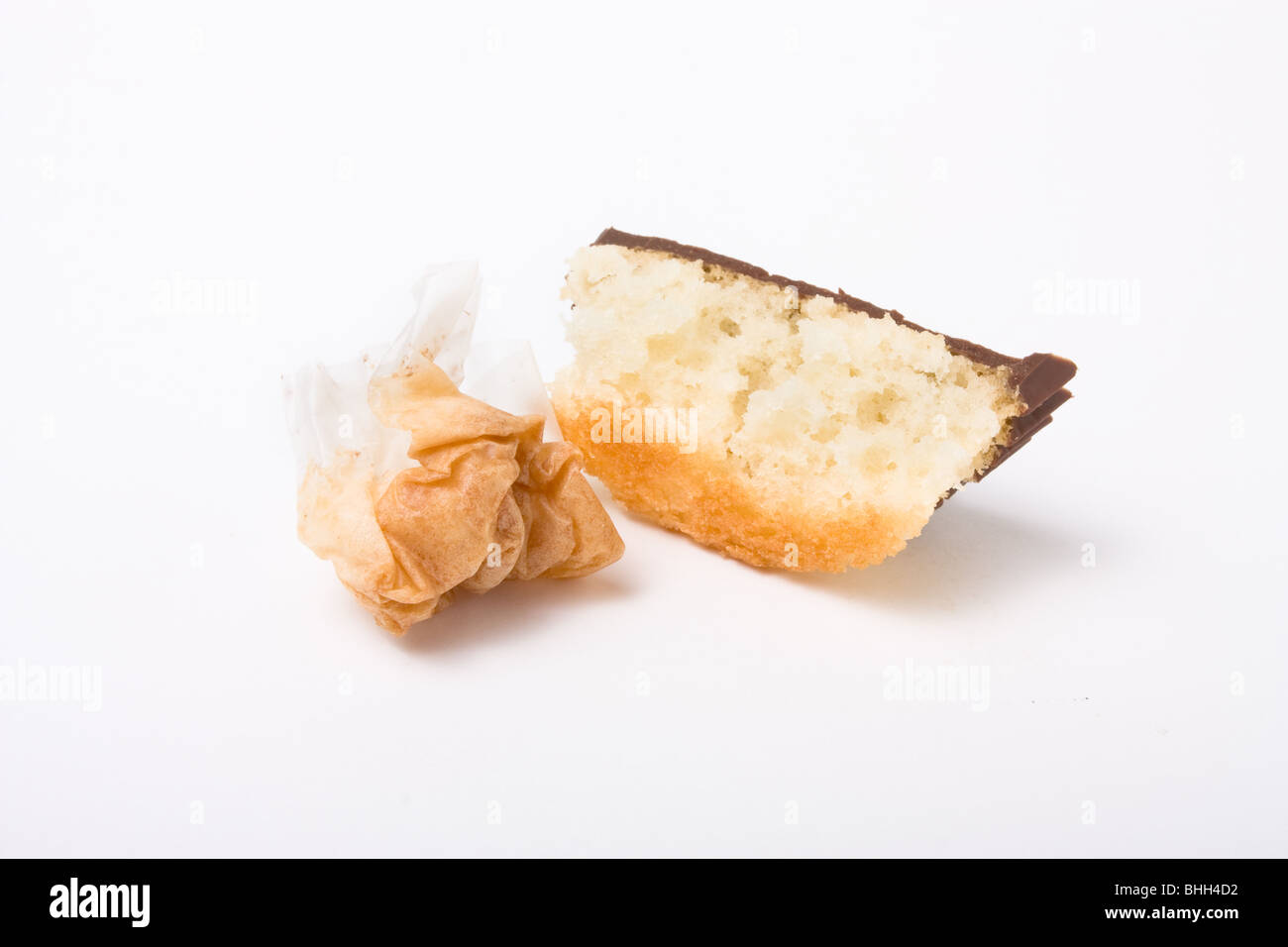 Il cioccolato e rabboccato spugna Cup cake isolata contro uno sfondo bianco. Foto Stock