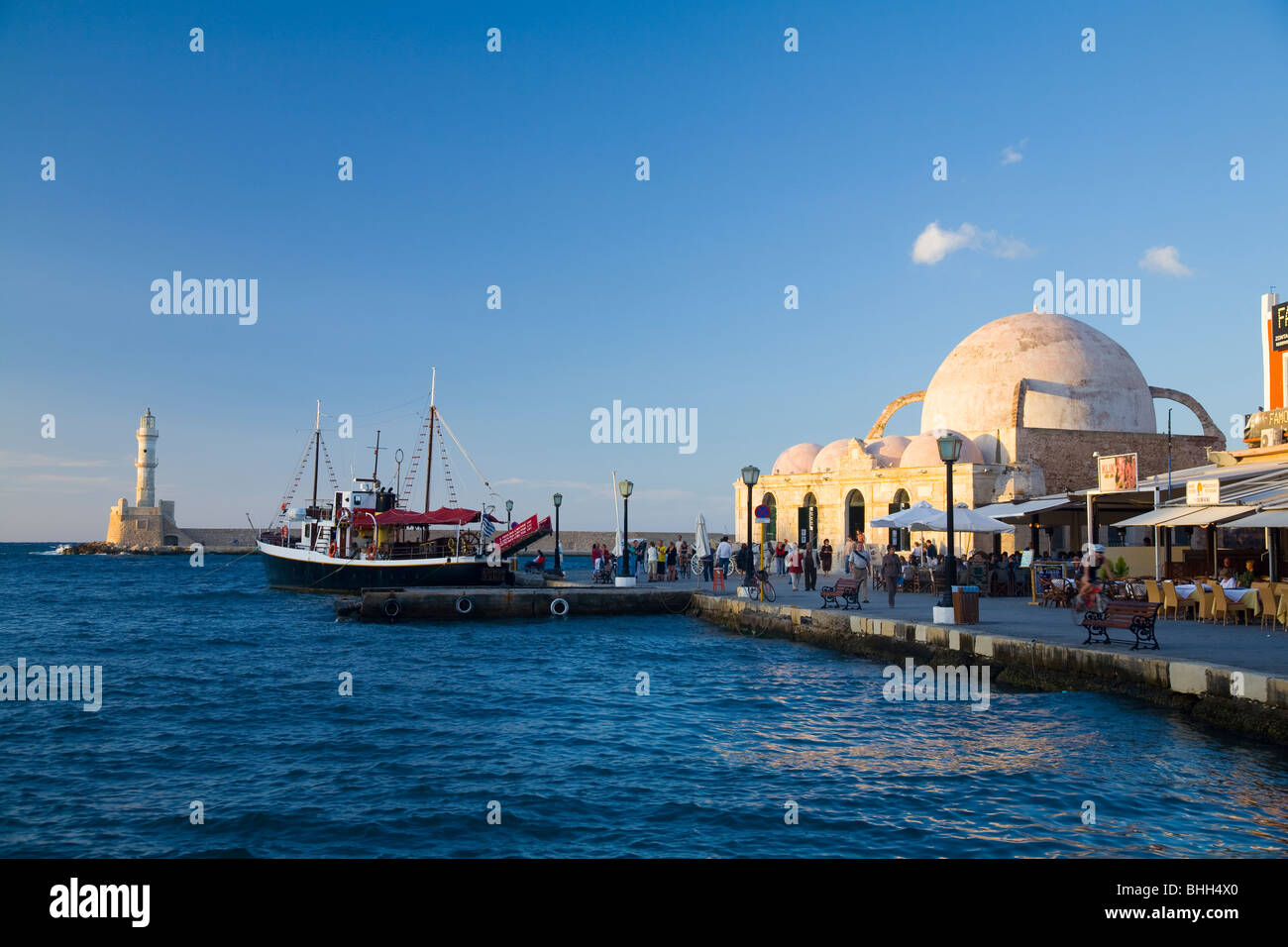 Il porto veneziano e il lungomare di Chania, compresa la Moschea di Janissaries. Creta, Grecia. Foto Stock